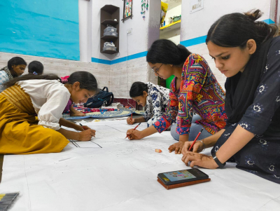 Picture of Delhi Young Artist Forum volunteers making flyers